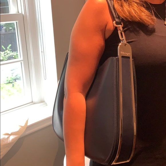 Authentic Salvatore Ferragamo bag. - Picture 4 of 8